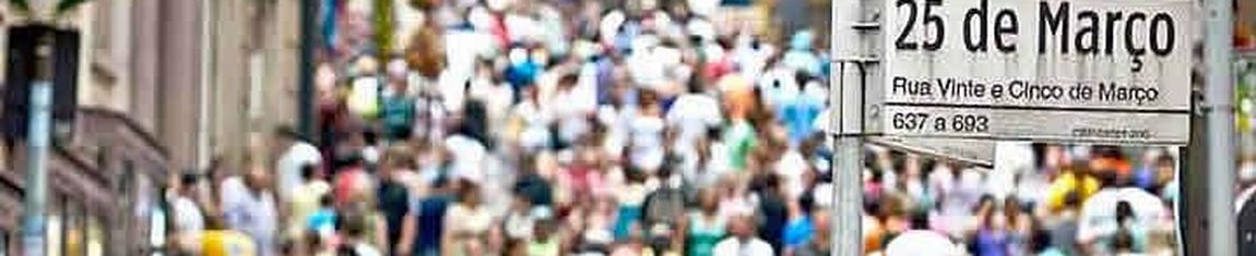 A Rua 25 de Março em São Paulo - SP é considerada o maior centro comercial da América Latina. 