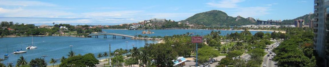 Orla da Praia do Canto, com a Ilha do Boi, a Terceira Ponte e o Convento da Penha ao fundo em Vitória - ES.