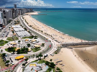 Vista aérea de Fortaleza - CE, uma das maiores capitais do Nordeste do Brasil.