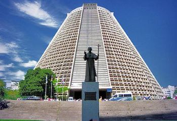 Estátua de João Paulo II em frente à Catedral Metropolitana do Rio de Janeiro - RJ.