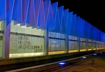 Vista noturna do Palácio das Artes de Belo Horizonte - MG. 