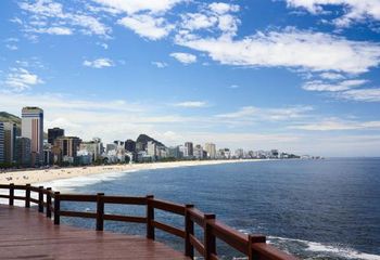 Passarela na Praia do Leblon - RJ.