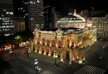 Visão noturna de prédio iluminado do Theatro Municipal de São Paulo - SP. 