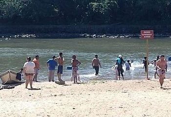 Área de banho da praia de Cachoeira de Emas em Pirassununga - SP.