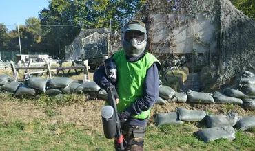 Jogador em campo de paintball.