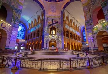 Altar principal do Santuário Nacional de Nossa Senhora Aparecida em Aparecida - SP.