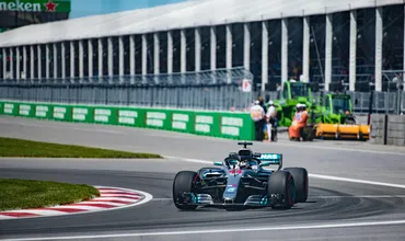 Carro de corrida na pista de um autódromo.