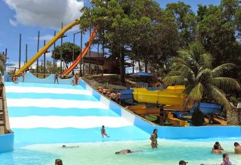 Acquamania Parque Aquático em Guarapari - ES é uma das opções de passeio para as crianças.