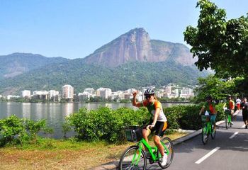 Ciclovia ao redor da Lagoa Rodrigo de Freitas - RJ. 