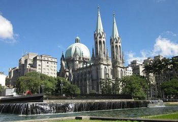 A Praça da Sé é o local onde está localizada a Catedral Metropolitana de São Paulo - SP. 