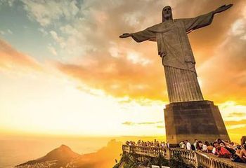 Pôr do Sol no Cristo Redentor no Rio de Janeiro - RJ.