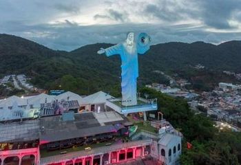 Cristo Luz iluminado ao entardecer em Balneário Camboriú - SC.
