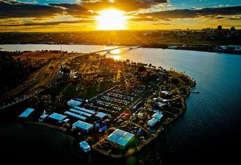 Pôr do sol com vista do Lago Paranoá e Pontão do Lago Sul em Brasília - DF.