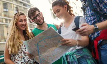 Grupo de turistas observando um mapa.
