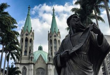 Monumento em homenagem ao apóstolo Paulo na Praça da Sé - SP. 