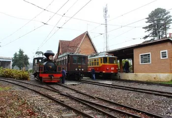 Três modelos de trem na Estação Emílio Ribas, em Campos do Jordão - SP.