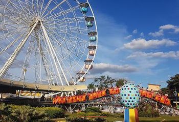 Roda Gigante e Montanha-Russa do Parque Guanabara. 