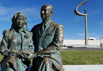 Escultura de Juscelino Kubitschek e a ex-primeira dama no Memorial JK em Brasília - DF.