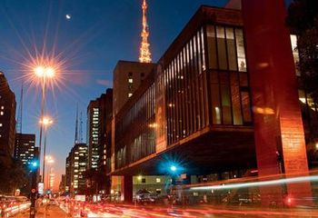 Visão noturna do prédio do MASP a partir da Avenida Paulista em São Paulo - SP.