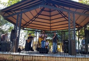 Músicos se apresentam no coreto da Praça Ary Coelho em Campo Grande - MS.