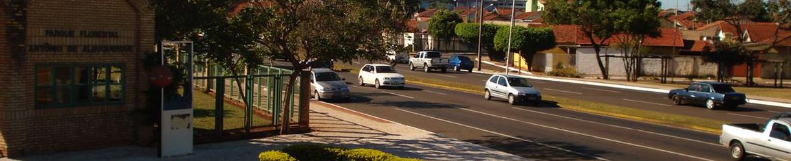 Vista da entrada do Parque Florestal Antonio de Albuquerque em Campo Grande - MS.