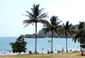 Vista do calçadão do Balneário dos Trabalhadores em São Sebastião - SP.