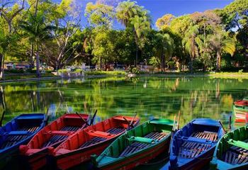 Barquinhos disponíveis para lazer no Parque Municipal Américo Renné Giannetti em Belo Horizonte - MG.