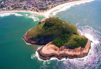 Vista aérea da Pedra do Pontal na Praia do Recreio - RJ.