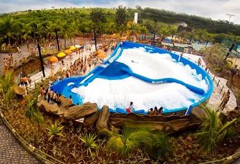 Pista de surfe do Thermas dos Laranjais em Olímpia - SP.