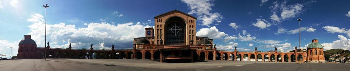 Visão panorâmica do exterior da Basílica de Nossa Senhora Aparecida em Aparecida - SP.