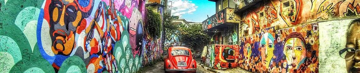 Vista dos famosos grafites do Beco do Batman em São Paulo - SP. 