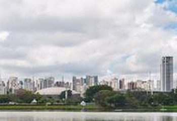 Vista panorâmica da cidade de São Paulo - SP a partir de um dos lagos do Ibirapuera.