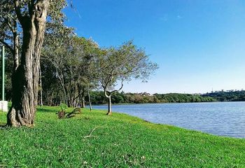 Vista lateral esquerda do Lago Municipal de Cascavel - PR. Vista lateral esquerda do Lago Municipal de Cascavel - PR.
