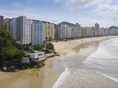 Praia das Astúrias no litoral da cidade do Guarujá - SP, uma das mais visitada entre os turistas.