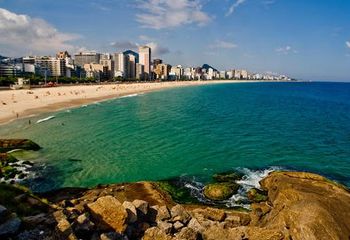 Vista da Praia do Leblon - RJ a partir das pedras. 