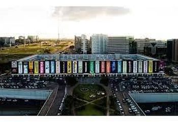 Vista frontal do Shopping Conjunto Nacional em Brasília - DF.