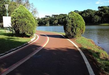 Pista de caminhada ao lado do Lago Municipal de Cascavel - PR. Pista de caminhada ao lado do Lago Municipal de Cascavel - PR.