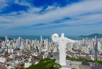Vista da cidade de Balneário Camboriú - SC com destaque para o Cristo Luz.