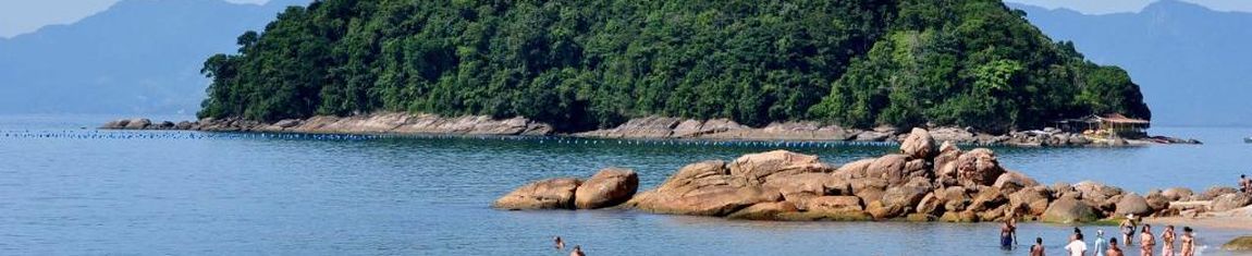 A Praia da Cocanha atrai turistas e famílias e é ótima para o banho em Caraguatatuba - SP.