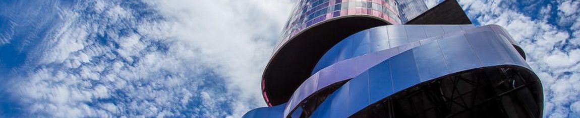 Vista de baixo para cima do Instituto Tomie Ohtake, importante espaço de arte contemporânea em São Paulo - SP.