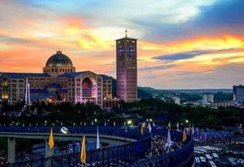 Pôr-do-sol na Basílica Nacional em Aparecida - SP.