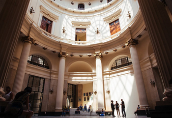 Paredes do Centro Cultural Banco do Brasil, no Rio de Janeiro - RJ, iluminadas pelo sol do dia.