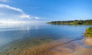 Praia de água doce e calma.