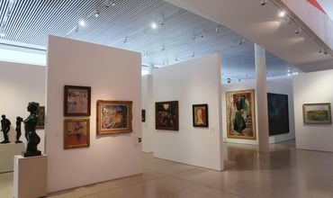 Exposição de obras de arte em uma pinacoteca.