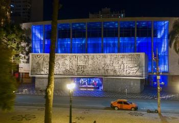 Vista à noite para o Teatro Guaíra em Curitiba - PR.