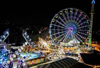 Parque Guanabara iluminado em Belo Horizonte - MG.