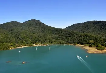 Mar e montanhas da Praia do Saco do Céu no Parque Estadual de Ilha Grande em Angra dos Reis - RJ.