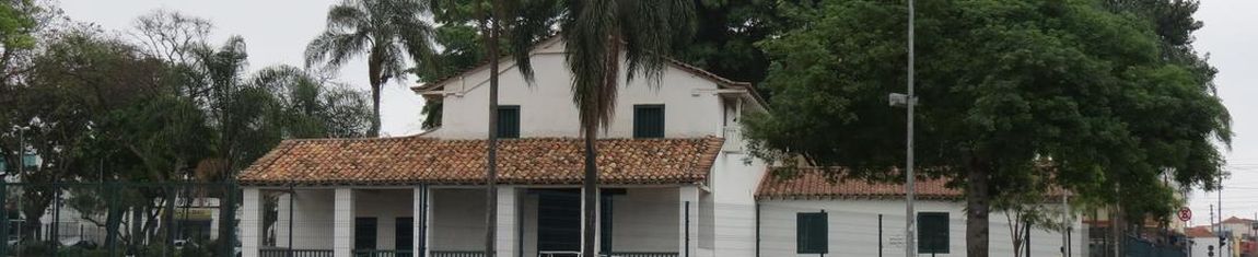 Vista da fachada principal da Capela de São Miguel Arcanjo em São Paulo - SP.
