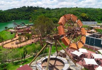 Evolution é uma das atrações radicais do Hopi Hari em Vinhedo - SP.