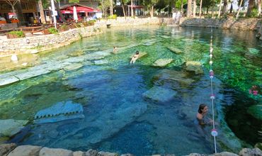 Thermas com piscina de água cristalina.